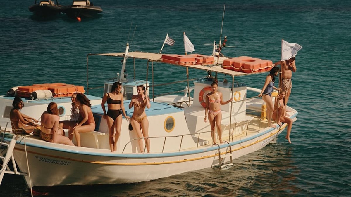 Από τον Mugler στον Jacquemus: Γιατί η μόδα επέλεξε τη Μύκονο (και παραμένει)