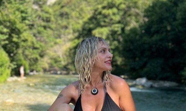 Ελεωνόρα Ζουγανέλη: Φωτογραφίζεται με μαγιό στις όχθες του Αχέροντα