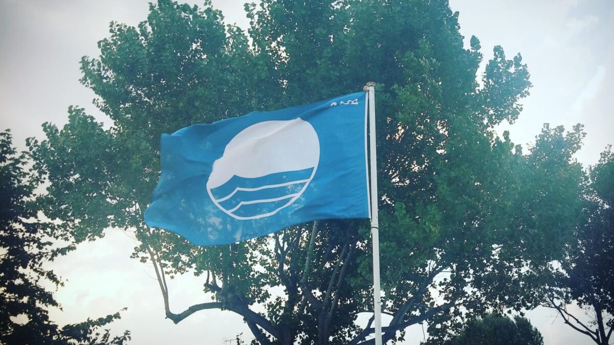 12 διάσημες ακτές αποχαιρετούν τη «Γαλάζια Σημαία» το 2025 – Οι αιτίες