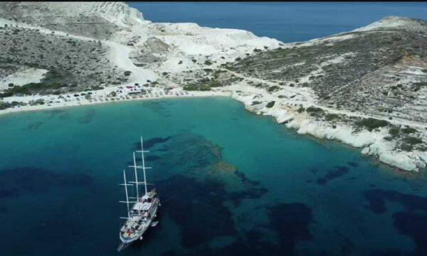 Αυτό είναι το ελληνικό νησί με τα πιο κρυστάλλινα νερά παγκοσμίως