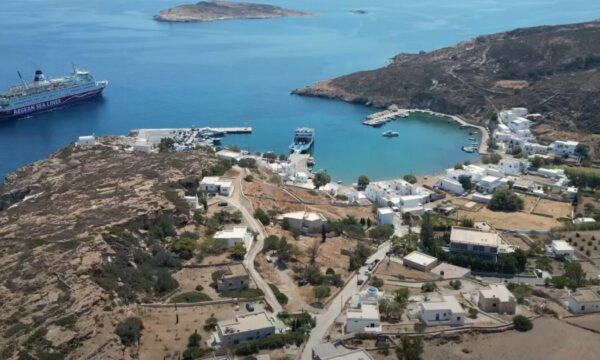 Αυτό είναι το ελληνικό νησί «κόσμημα» που μαγεύει καρδιές