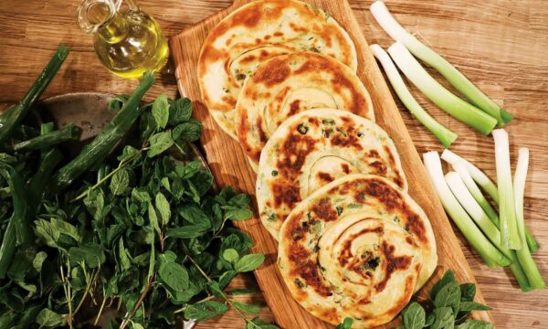 Πίτες με φρέσκα κρεμμυδάκια και χαλλούμι