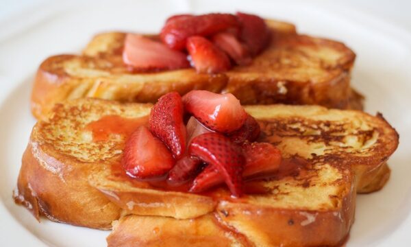 Τσουρέκι Pain Perdu με φράουλες: Γαλλικό τοστ απόλαυση