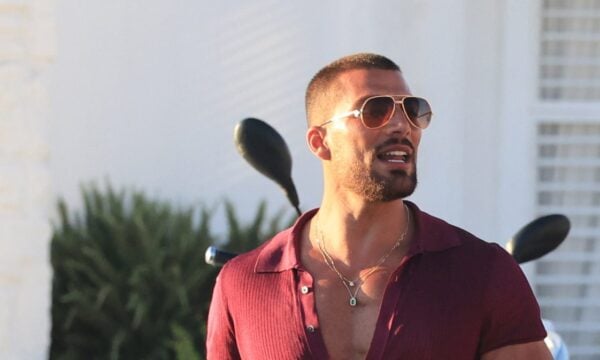Σιμόνε Σουζίνα: Ο σαγηνευτικός Ιταλός «έκλεψε» τις εντυπώσεις με το στυλ του στα δρομάκια της Μυκόνου
