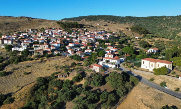 ΒΙΝΤΕΟ: Το μαγευτικό χωριό στη Λέσβο, τέλειο για όσους αναζητούν την απόλυτη γαλήνη