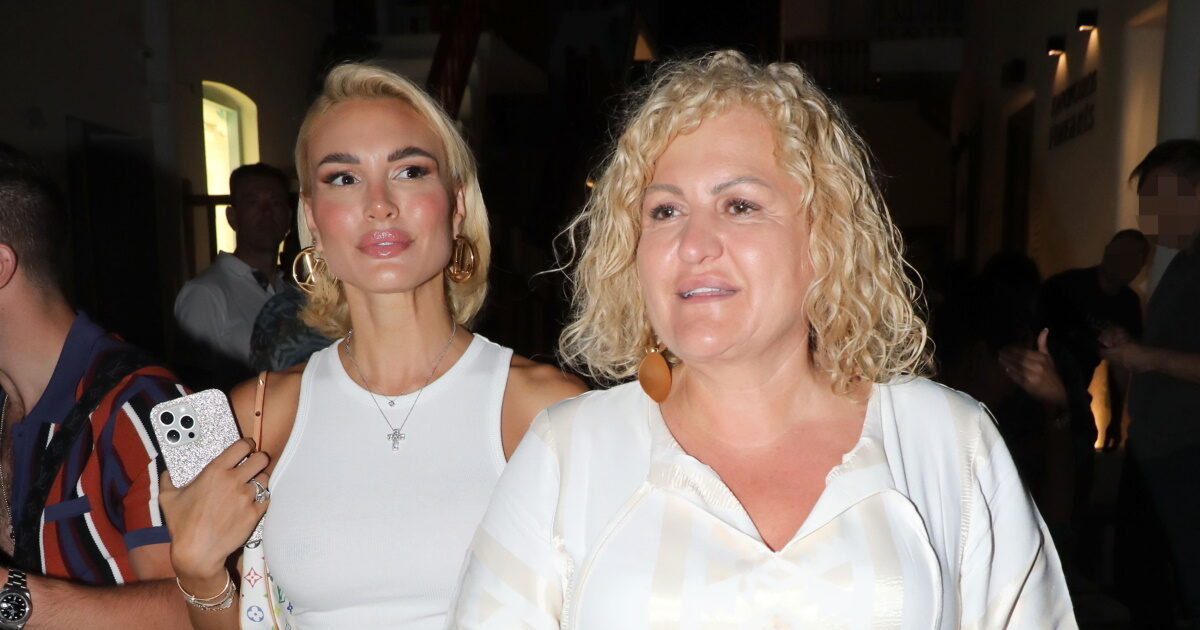 Αλεξάνδρα Παναγιώταρου: Με τη μαμά της στη Μύκονο – Βίντεο από τη βόλτα στα Ματογιάννια