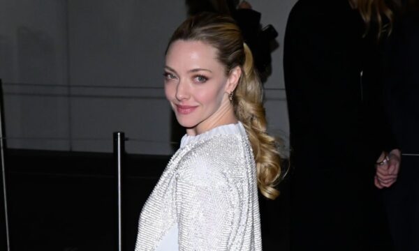 Amanda Seyfried: Δοκίμασε ένα cat eye με φούξια eyeliner που θα αγαπήσεις αν είσαι ξανθιά