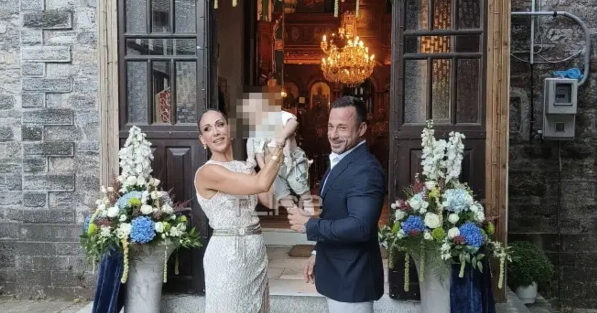 Ανθή Βούλγαρη – Κώστας Κωνσταντινίδης: Ακολούθησαν το έθιμο τρεις μέρες μετά τη βάφτιση του γιου τους