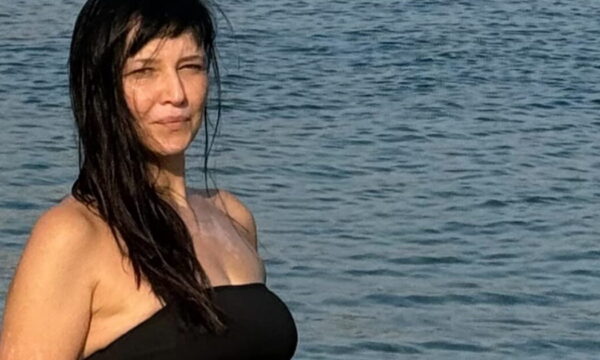 Αθηναΐς Νέγκα: Φωτογραφίζεται με μπικίνι και αποκαλύπτει τα σημάδια της λεύκης – «Αυτή η εικόνα είναι χωρίς ρετούς»