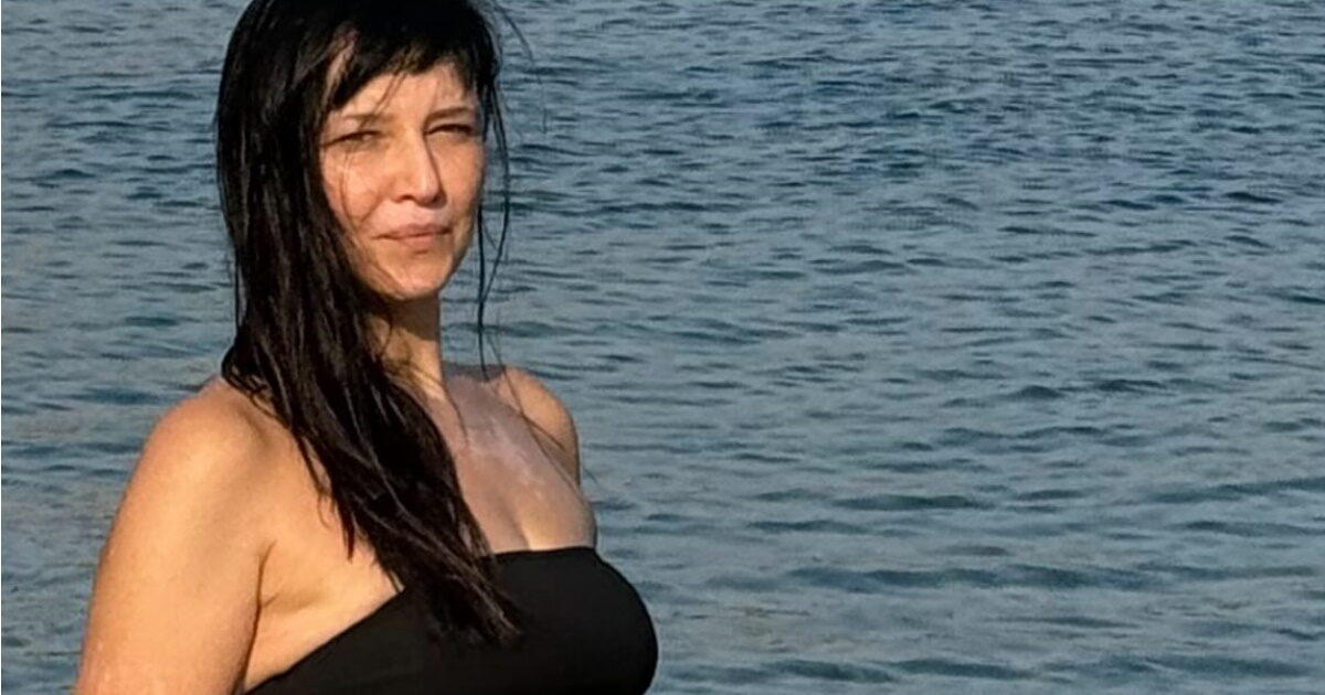 Αθηναΐς Νέγκα: Φωτογραφίζεται με μπικίνι και αποκαλύπτει τα σημάδια της λεύκης – «Αυτή η εικόνα είναι χωρίς ρετούς»