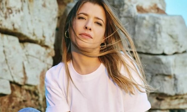 Αγνώριστη: Η Ιουλία Καραπατάκη σε zipline πάνω από τον Αχέροντα!