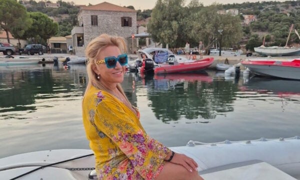 Δέσποινα Μοιραράκη: Φωτογραφίζεται με λουλουδάτο μπικίνι σε θαλάσσια εκδρομή!