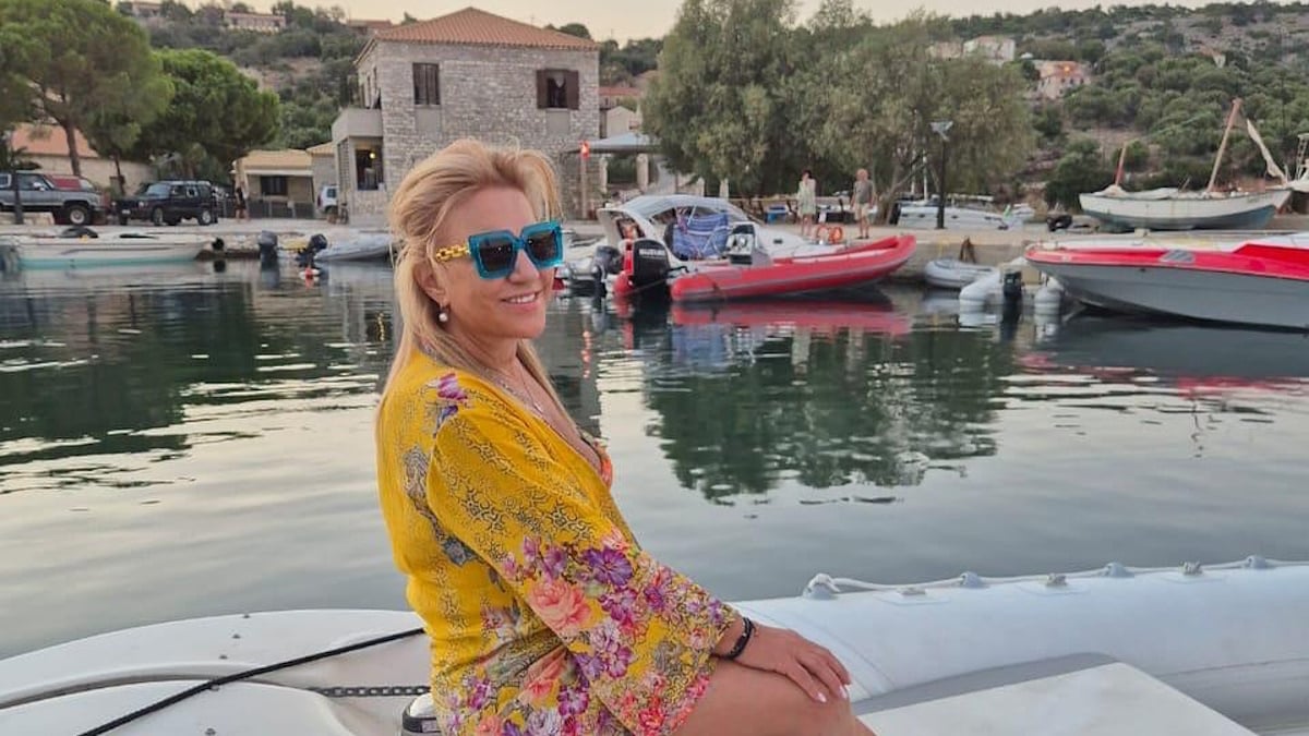 Δέσποινα Μοιραράκη: Φωτογραφίζεται με λουλουδάτο μπικίνι σε θαλάσσια εκδρομή!