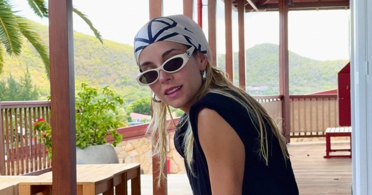 Μαντήλι στα μαλλιά: Ανακάλυψε πώς το επιλέγουν οι Ελληνίδες celebrities στις διακοπές τους