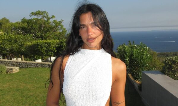 Η Dua Lipa γιορτάζει τα 30 της με ένα εντυπωσιακό custom Jacquemus φόρεμα στο πρόωρο πάρτι γενεθλίων της