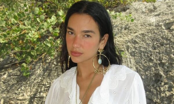Dua Lipa: Εντυπωσίασε με τολμηρό rainbow μανικιούρ στο πάρτι γενεθλίων της
