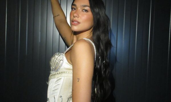 Η λαμπερή σαμπανιζέ σκιά ματιών της Dua Lipa φωτίζει το βλέμμα με μία κίνηση