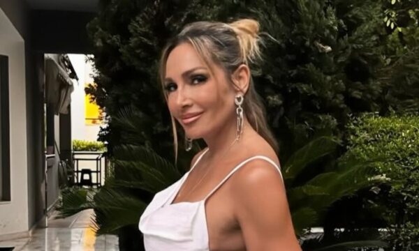 Η Ελένη Πετρουλάκη φωτογραφίζεται με μπικίνι: «Αυτό το κορμί δεν είναι απλά εικόνα, είναι ιστορία – Μου έχει χαρίσει τέσσερα παιδιά»
