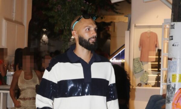 Εβάν Φουρνιέ: Περιπλάνηση στα σοκάκια της Μυκόνου για τον αστέρα του Ολυμπιακού – Εικόνες