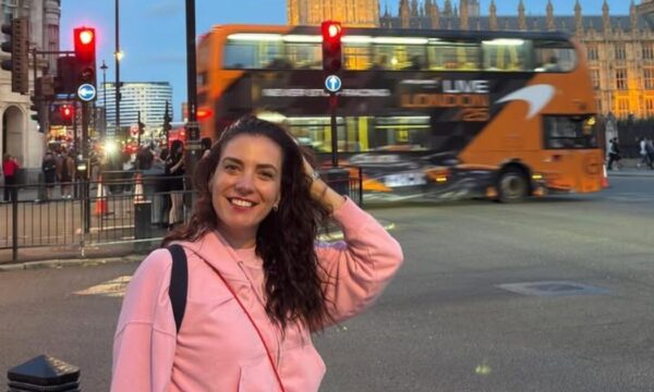 Η Φωτεινή Δάρρα συγκινεί: Αποχαιρετά την κόρη της, Ρωξάνη, που φεύγει στο Λονδίνο για σπουδές μιούζικαλ
