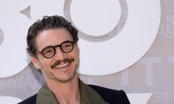 Pedro Pascal: Ο πρώτος σταρ που υιοθετεί εμφάνιση από το κορυφαίο show της σεζόν