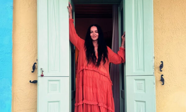 Ζενεβιέβ Μαζαρί: Ποιο μαγιό προτιμά μια fashion expert στις διακοπές της