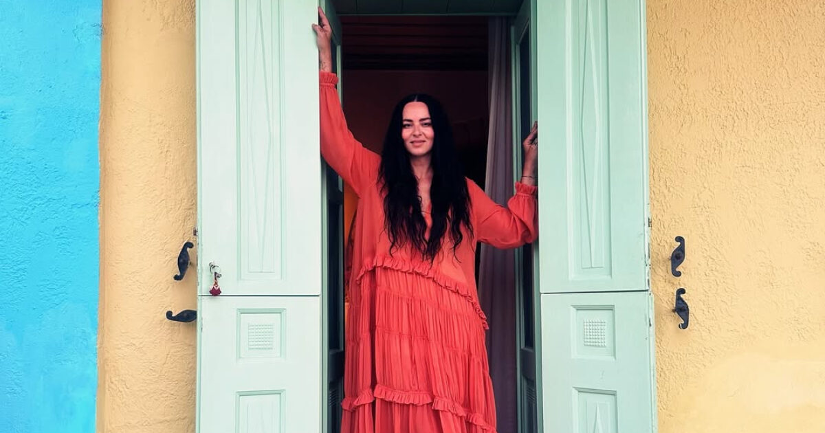 Ζενεβιέβ Μαζαρί: Ποιο μαγιό προτιμά μια fashion expert στις διακοπές της
