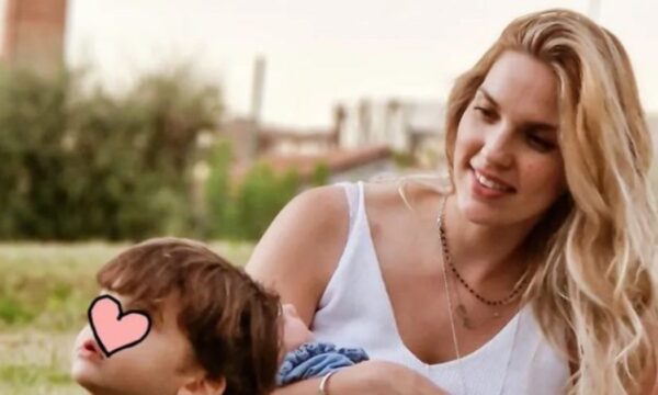 Μαντώ Γαστεράτου: Οι πρώτες διακοπές με τα τρία παιδιά της – Εικόνες