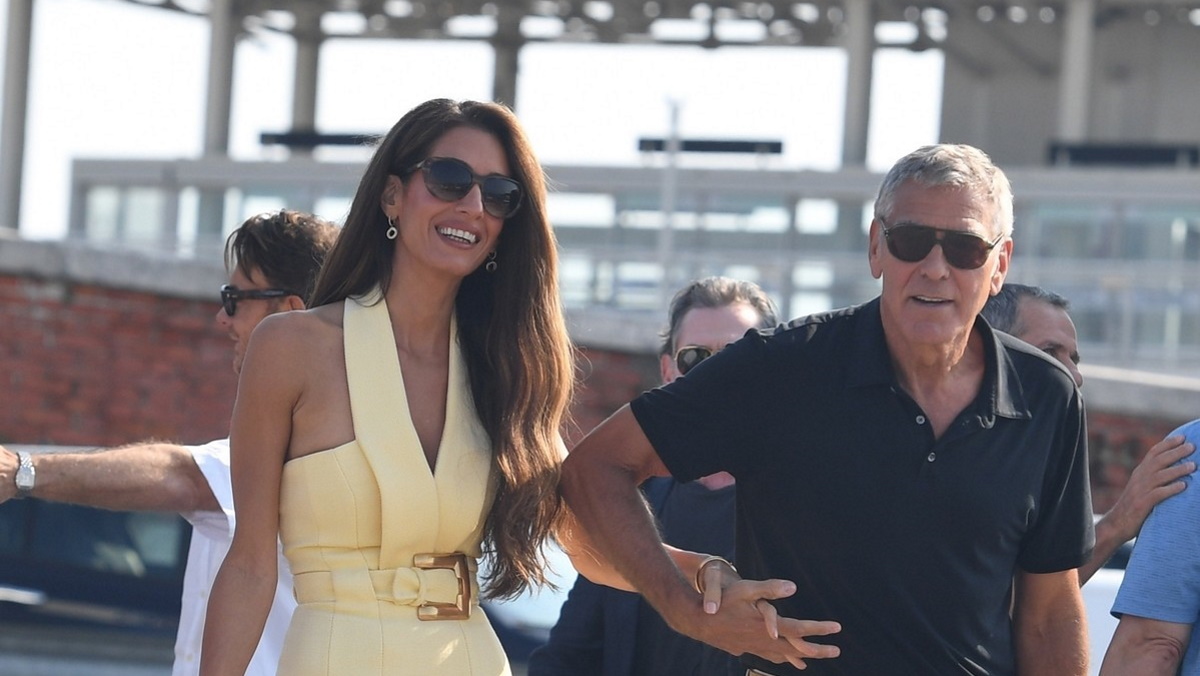 Αμάλ Κλούνεϊ: Με λαμπερό κίτρινο Balmain φόρεμα στη Βενετία δίπλα στον Τζορτζ Κλούνεϊ