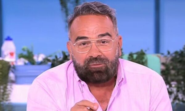 Γρηγόρης Γκουντάρας: «Σώστε μας! Η κατάσταση είναι κρίσιμη» – Οι αναρτήσεις για τη φωτιά στην Παλαιά Φώκαια