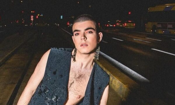 Jo Dennys: Το queer μοντέλο διαγνώστηκε με σεξουαλικώς μεταδιδόμενο νόσημα – «Είμαι το πρώτο επίσημο κρούσμα στην Ελλάδα»