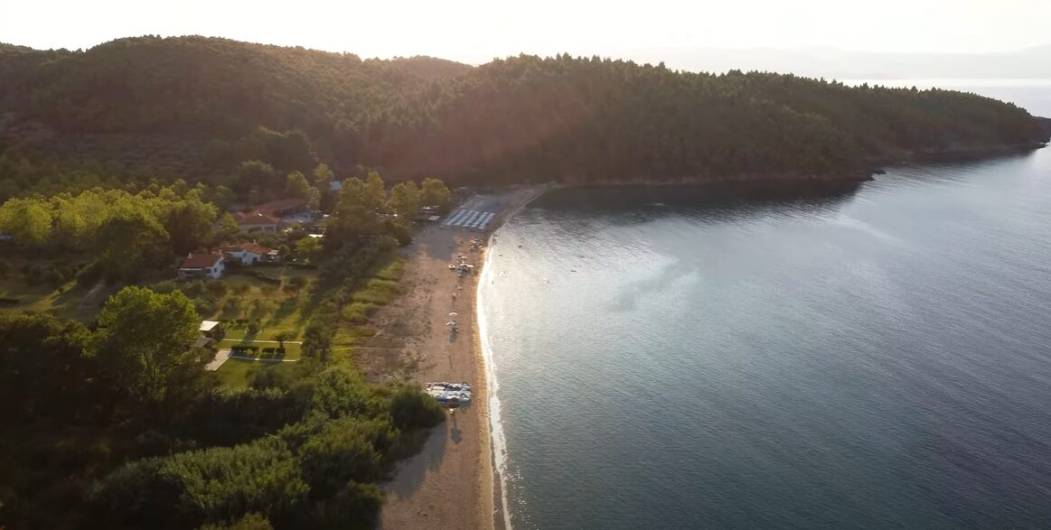 Φυσική γοητεία, γαλήνη, ανανέωση – Μια κατάδυση στην παραλία της Χαλκιδικής με τις δύο όψεις