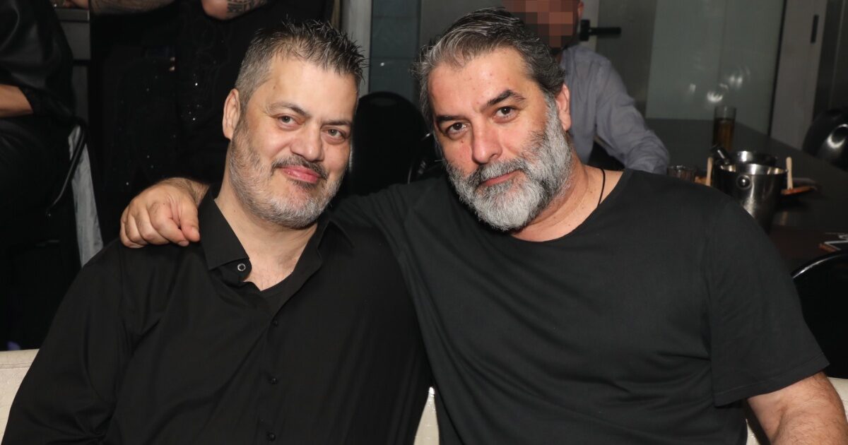 Βασίλης Μπισμπίκης – Μανώλης Κονταρός: Οι κοινές καλοκαιρινές στιγμές και οι βουτιές σε παραλία της Κρήτης