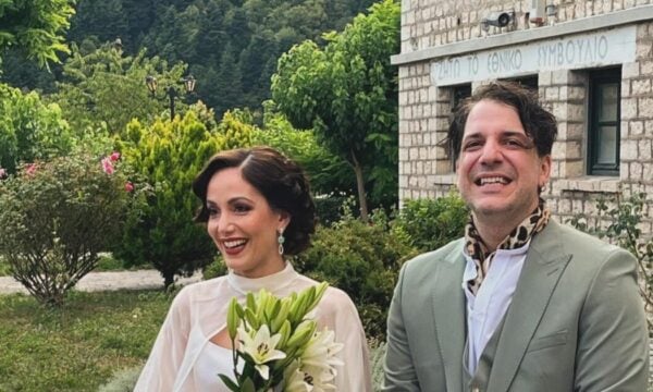 Χρήστος Κοντογεώργης – Καλλιόπη Παναγιωτίδου: Ένωσαν τις ζωές τους στο Καρπενήσι – Οι μάρτυρες και οι διάσημοι καλεσμένοι