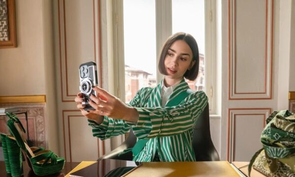 Lily Collins: Στην 5η σεζόν του «Emily in Paris» παρουσιάζει 3 κομψά χτενίσματα που θα αγαπήσεις