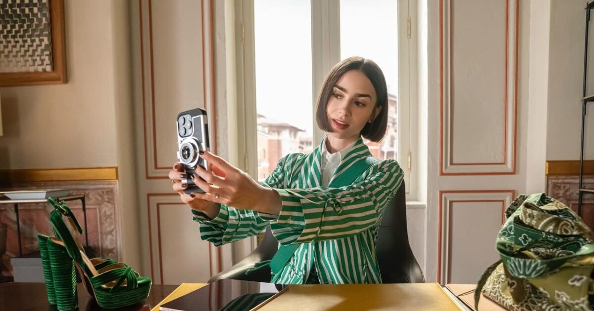 Lily Collins: Στην 5η σεζόν του «Emily in Paris» παρουσιάζει 3 κομψά χτενίσματα που θα αγαπήσεις