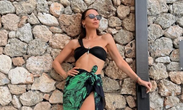 Μπέττυ Μαγγίρα: Εντυπωσιάζει με μαγιό – Το νησί που διάλεξε