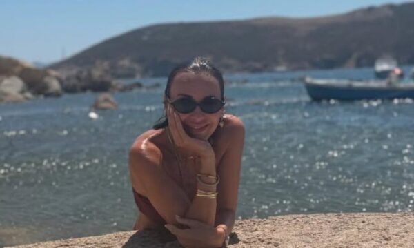 Μπέττυ Μαγγίρα: Με εκθαμβωτικό μπικίνι απολαμβάνει τις διακοπές της στην Πάτμο