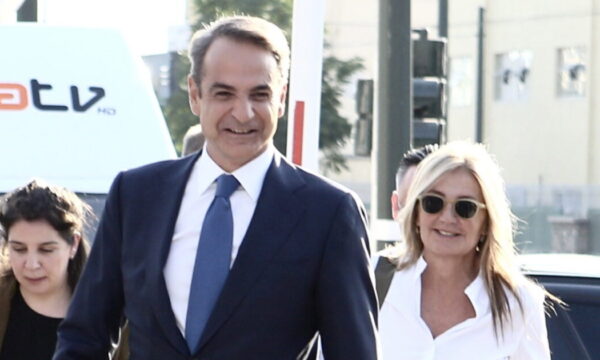 Κυριάκος Μητσοτάκης – Μαρέβα Γκραμπόφσκι: Σε γιορτή στην Κρήτη με την κόρη τους – Ερμήνευσε και ο Νίκος Βέρτης