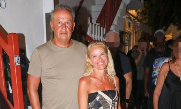 Μαρία Μπεκατώρου: Περιπλάνηση στα γραφικά σοκάκια της Μυκόνου με τον σύζυγό της, Αντώνη Αλεβιζόπουλο – Φωτογραφίες