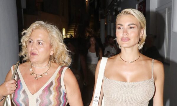 Αλεξάνδρα Παναγιώταρου: Βραδινή έξοδος με τη μητέρα της στη Μύκονο – Εικόνες