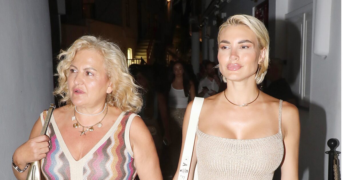 Αλεξάνδρα Παναγιώταρου: Βραδινή έξοδος με τη μητέρα της στη Μύκονο – Εικόνες