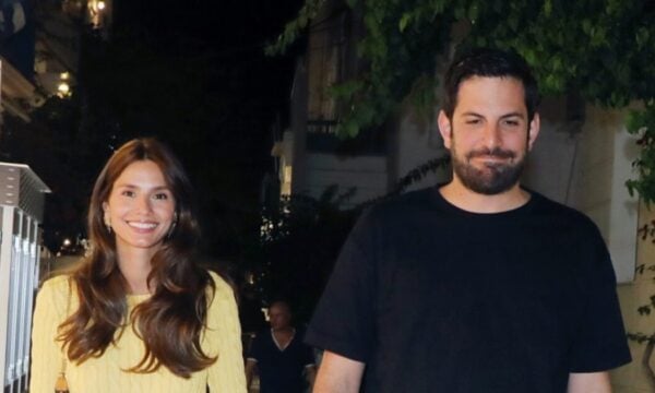 Ηλιάνα Παπαγεωργίου: Αγκαλιά με τον αγαπημένο της, Γιάννη Καραβασάνη στα σοκάκια της Μυκόνου