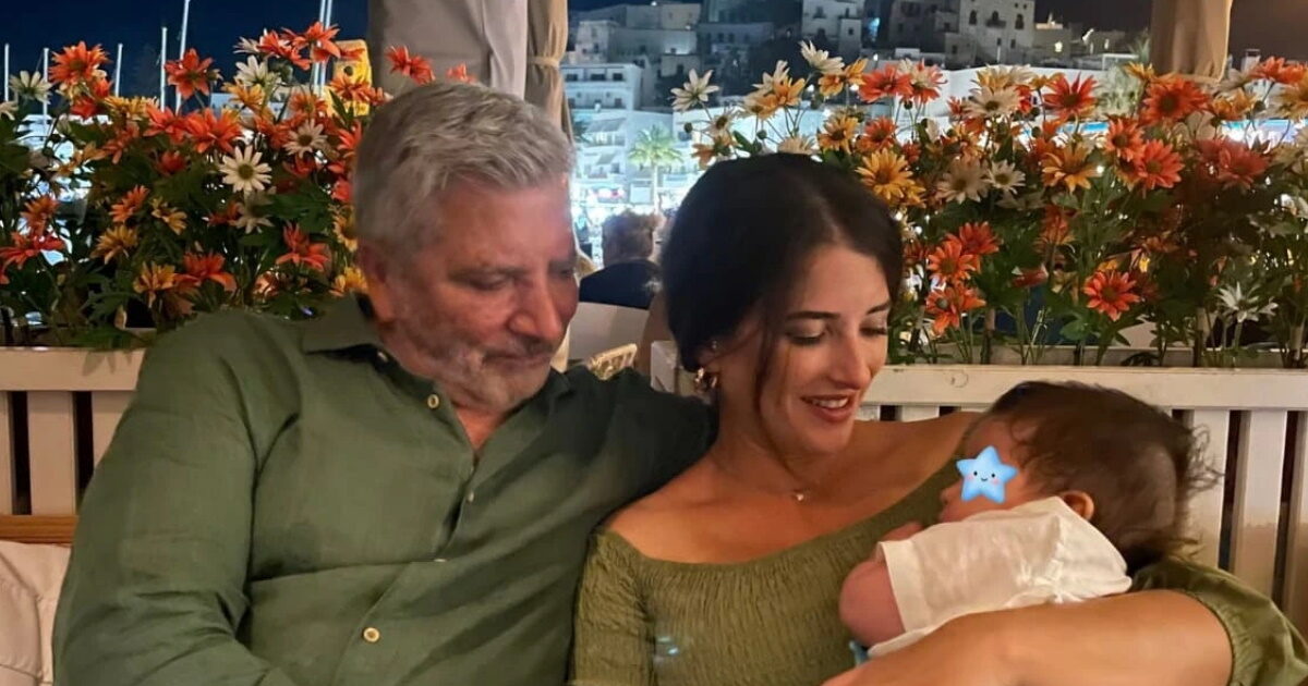 Γιώργος Πατούλης: Στη Νάξο με την Νάνσυ Κοιλού και τον 6 μηνών γιο τους – Εικόνες από το οικογενειακό ταξίδι