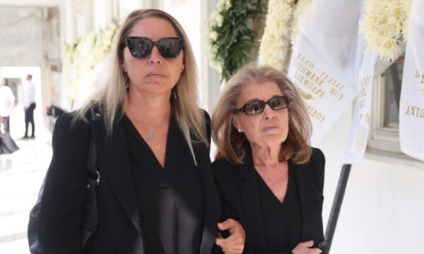 Κηδεία Δημήτρη Κωνσταντάρα: Συγκλονισμένη η σύζυγός του, Βίκυ, στο ύστατο «αντίο»