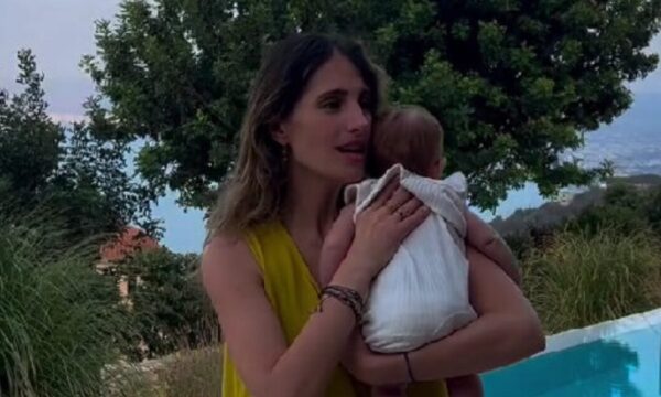 Παυλίνα Βουλγαράκη: Βίντεο να νανουρίζει τη 2,5 μηνών μπεμπούλα της
