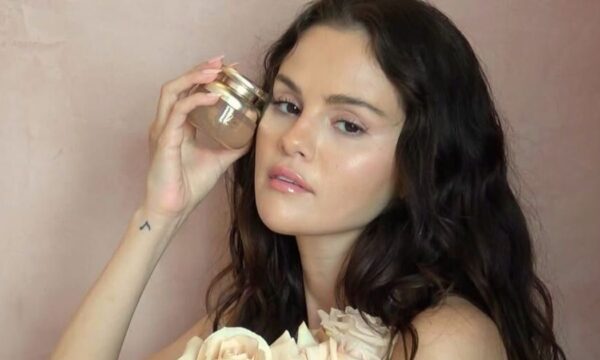 Η Selena Gomez λανσάρει το πρώτο άρωμα της Rare Beauty που υπόσχεται να μας μαγέψει