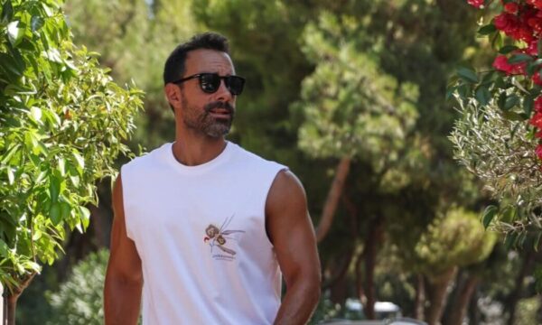 Σάκης Τανιμανίδης: Συνεχίζει τη γυμναστική ακόμα και στα ταξίδια του – Βίντεο