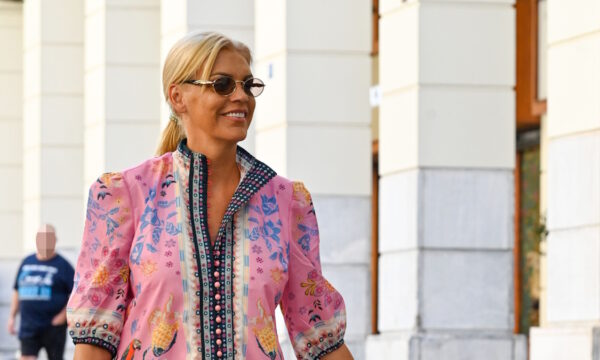 Η Σάσα Σταμάτη με το ιδανικό καλοκαιρινό φόρεμα