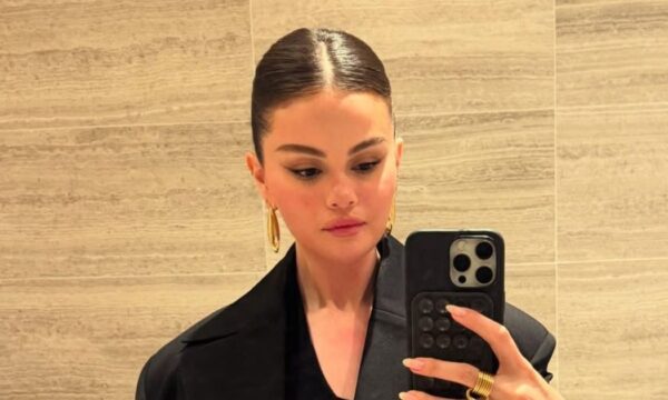Selena Gomez: Στυλάτη με χαμηλή αλογοουρά και κομψές γυριστές άκρες